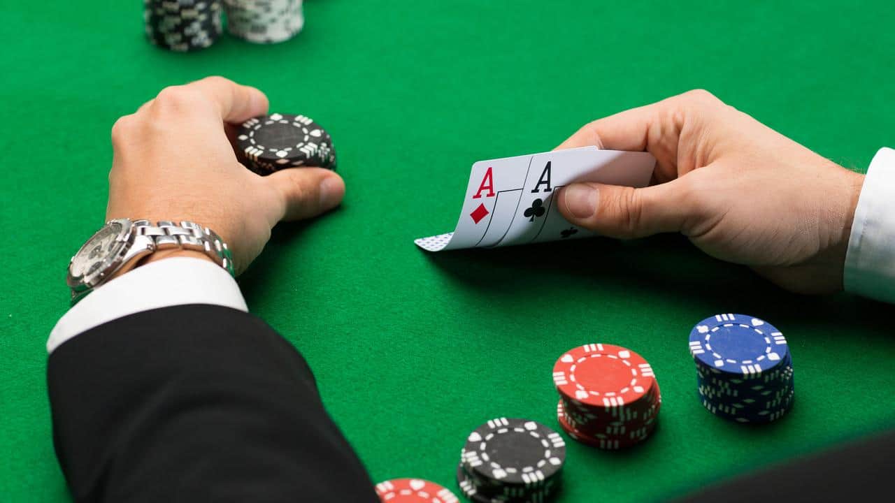 4 hand bẫy trong Poker người chơi cần tránh
