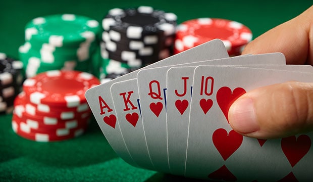 Danh gia hai kieu bien the cua Poker ve luat choi va dac trung cua no