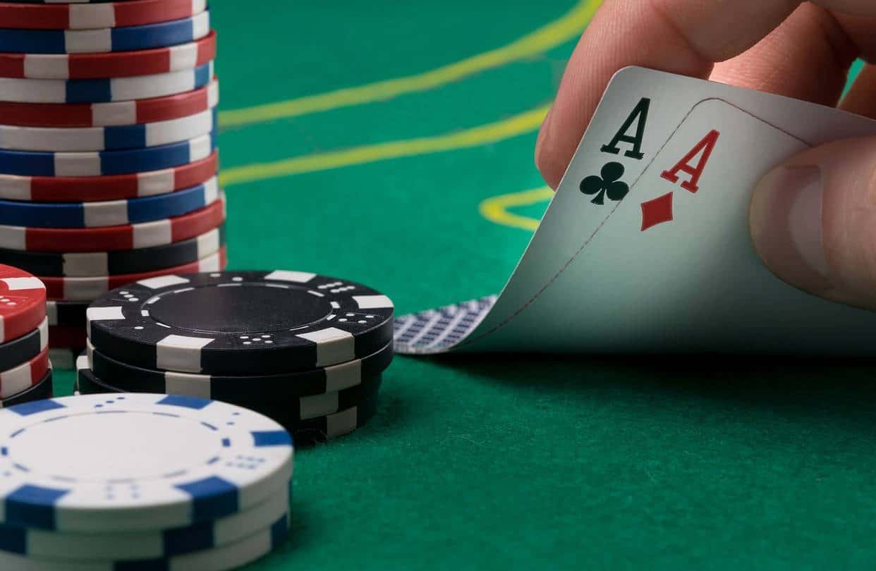 Hạn chế đánh ẩu khi chơi poker trực tuyến