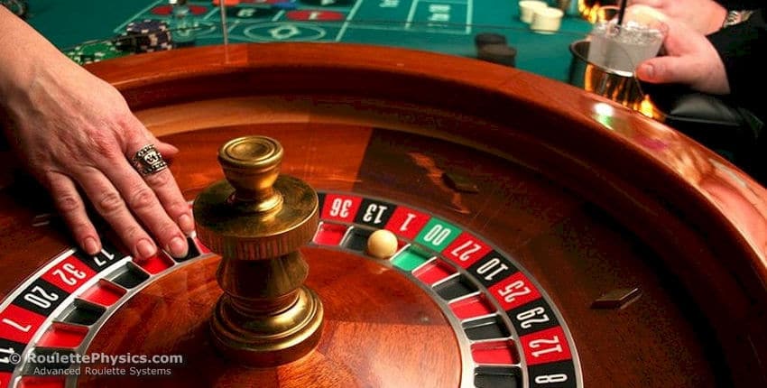 Sự khác biệt giữa hai quy tắc Đầu hàng và La Partage trong Roulette là gì?