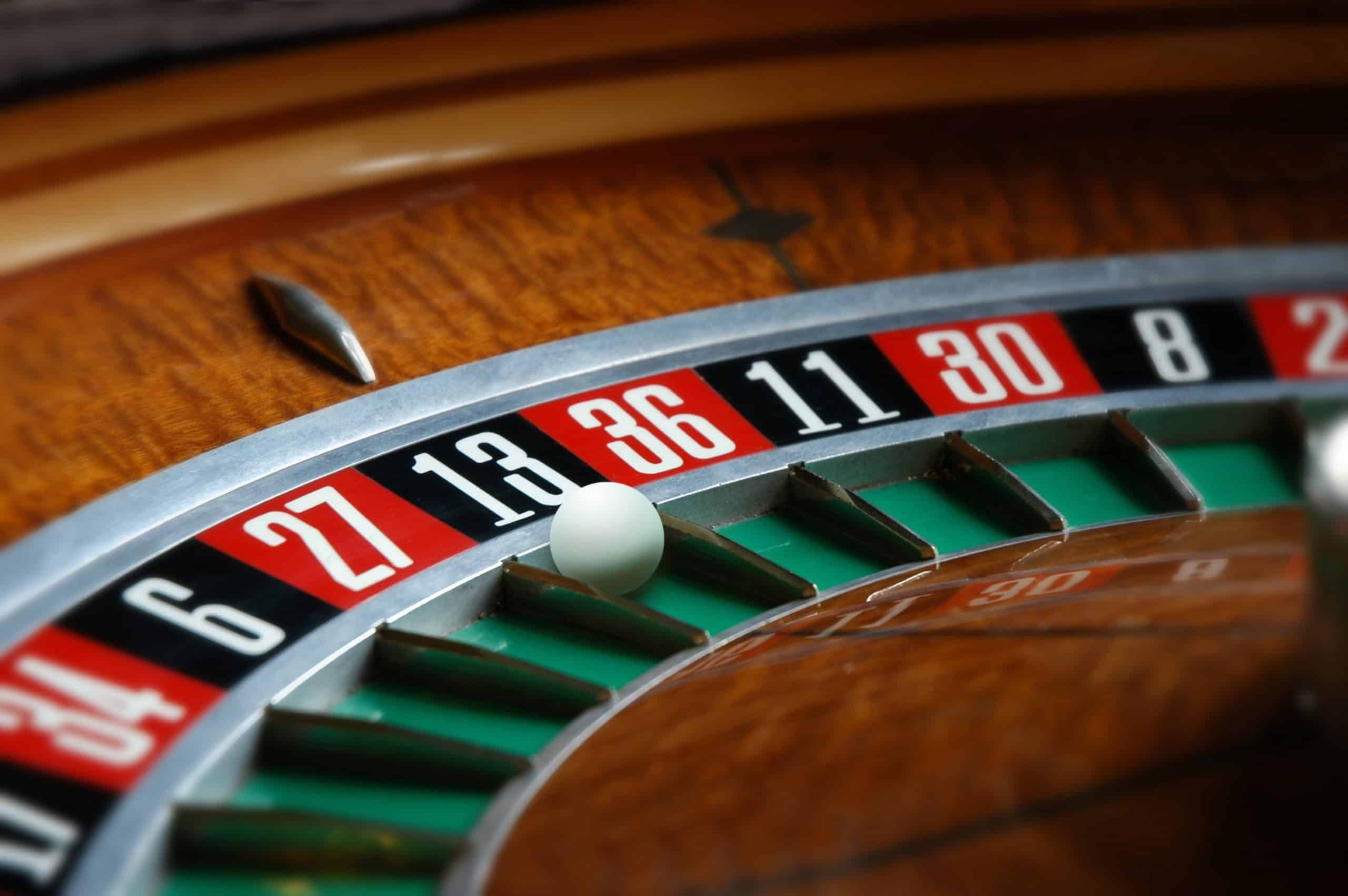 Bàn về các cách kiếm tiền trong sòng bạc Roulette