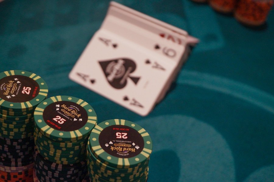 Đánh bại đối thủ trong bàn Poker dễ hơn nếu chơi theo cách sau